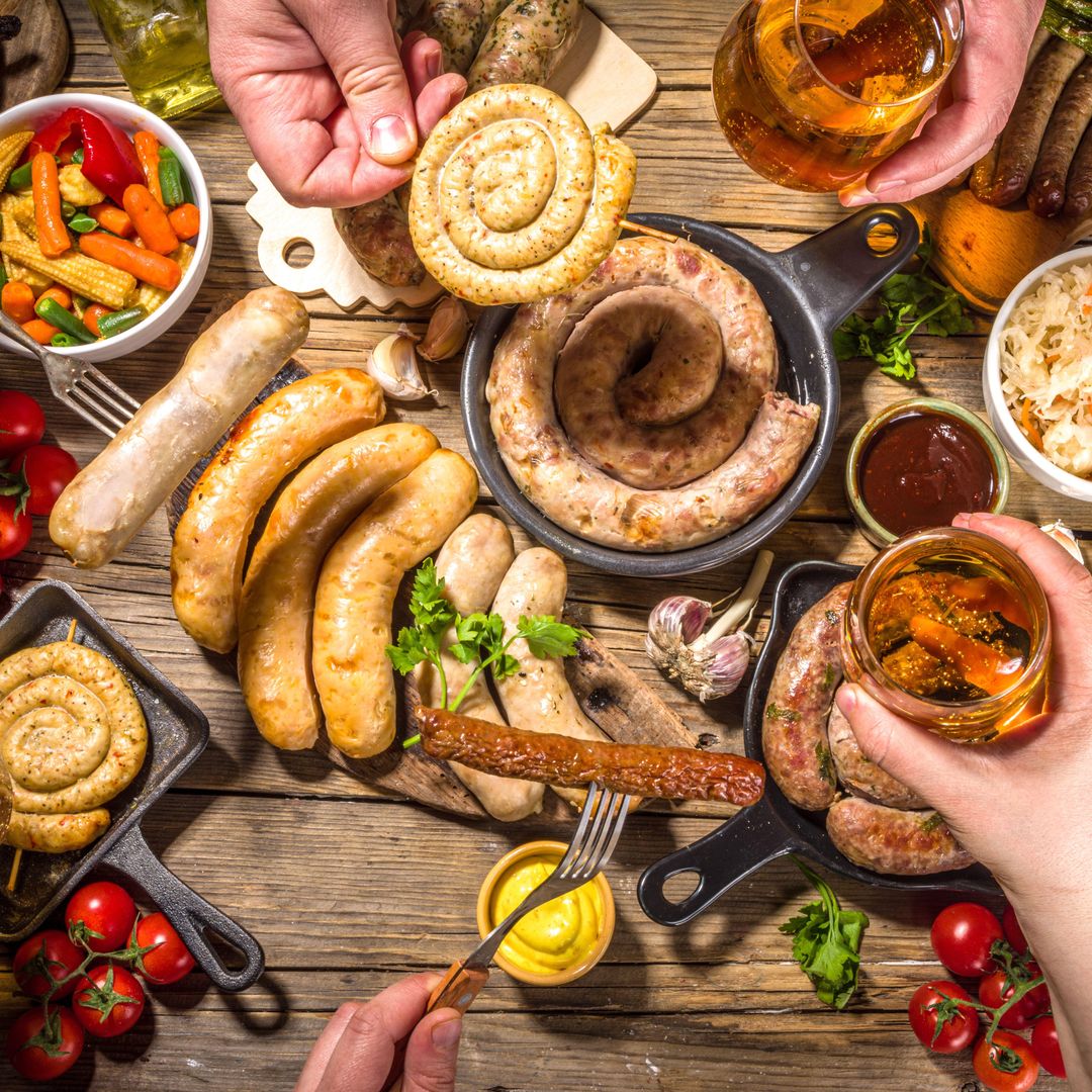 Salchichas a la parrilla y otras especialidades bávaras no faltan durante el Oktoberfest