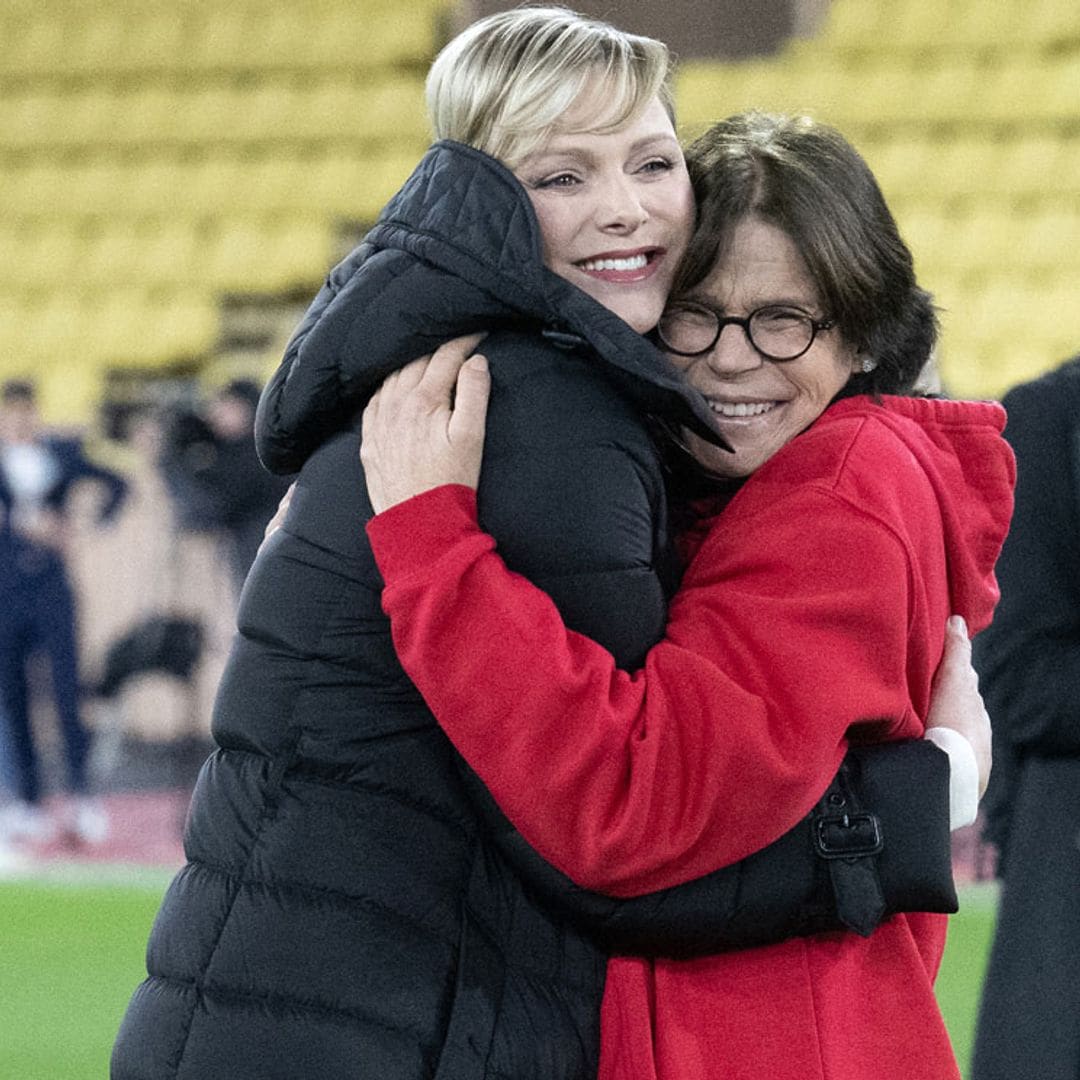 El efusivo abrazo de Charlene y Estefanía de Mónaco que arroja luz sobre cómo es la relación entre las cuñadas