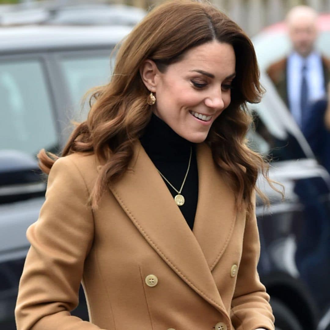 Kate Middleton estrena una falda de Zara de 8 euros en un look con inspiración 'Meghan'