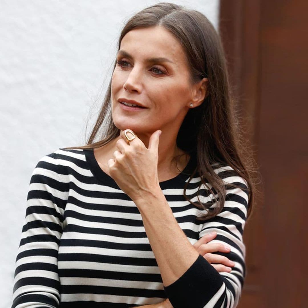 Doña Letizia recupera su imagen más relajada con un jersey marinero y botines 'cowboy'