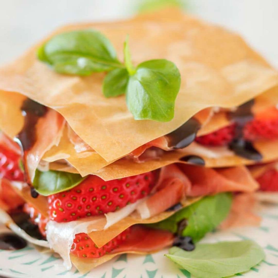 Lasaña de pasta filo con fresas, jamón y balsámico