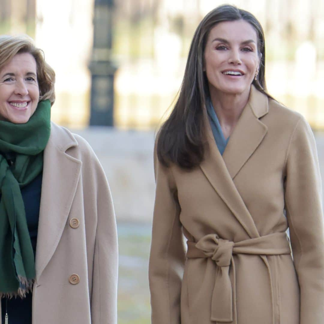 Comodidad y elegancia para la reina Letizia con el abrigo batín que marca cintura y nuevos tacones bajos