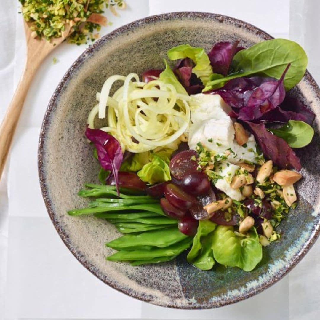 Ensalada de uvas, tirabeques y gremolata