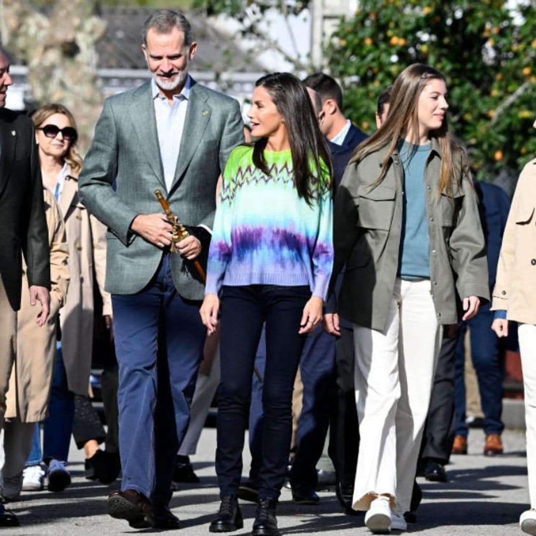 La princesa Leonor en su visita al Pueblo Ejemplar, junto a los Reyes y la Infanta: 'A ver si aprendo ya a escanciar'