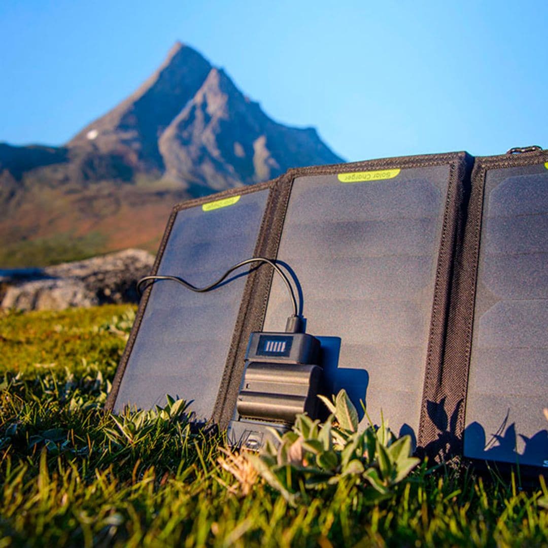 Encuentra batería en todas partes con estos cargadores solares para móviles