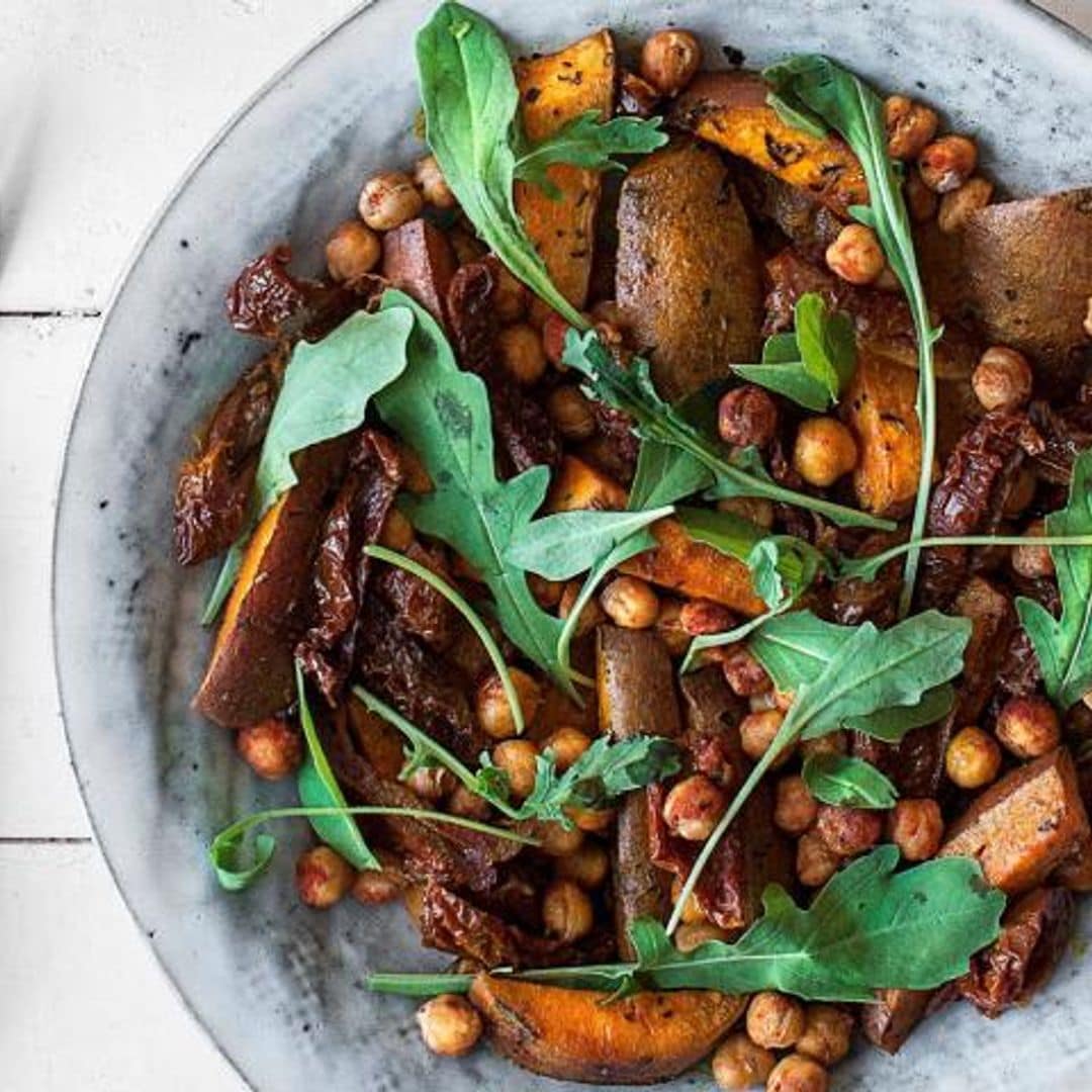 Ensalada templada de boniato, garbanzos y rúcula