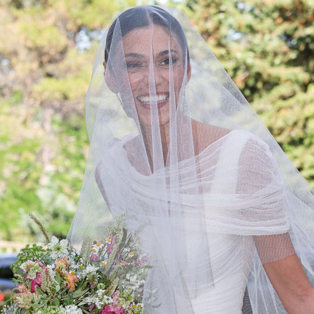 El vestido de novia de Lucía Páramo, un romántico diseño con cuerpo drapeado y falda bordada