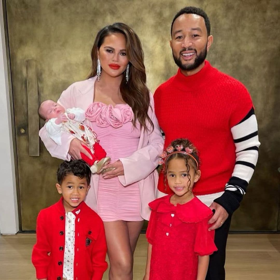 El primer posado familiar de Chrissy Teigen y John Legend siendo cinco