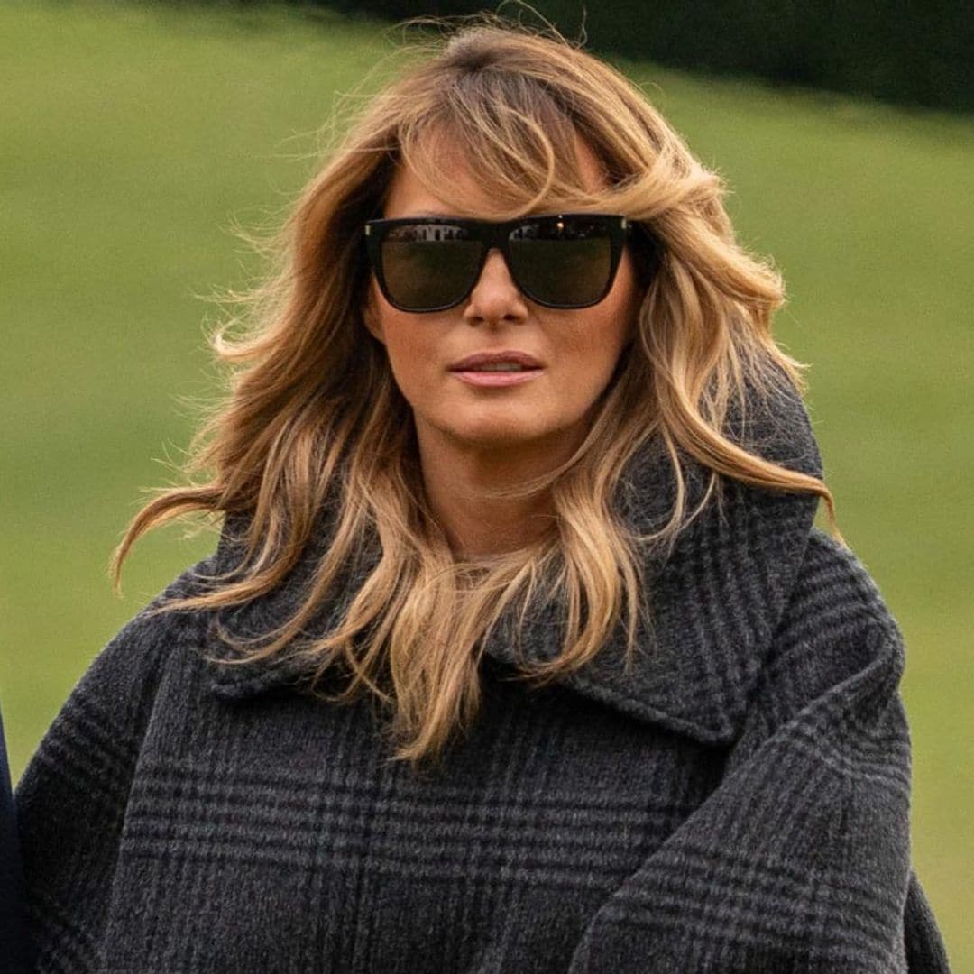 Abrigo 'oversize' y botas planas: Melania se aleja de su imagen más icónica como primera dama