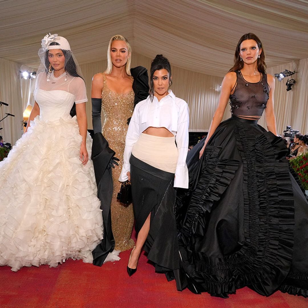 Khloé y Kourtney Kardashian -con todo y Travis Barker- debutan en la MET gala