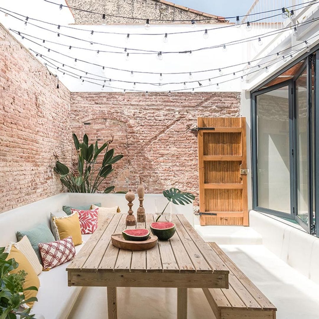 Rehabilitada con respeto por la tradición, esta casa en el Maresme tiene dos patios y dos piscinas