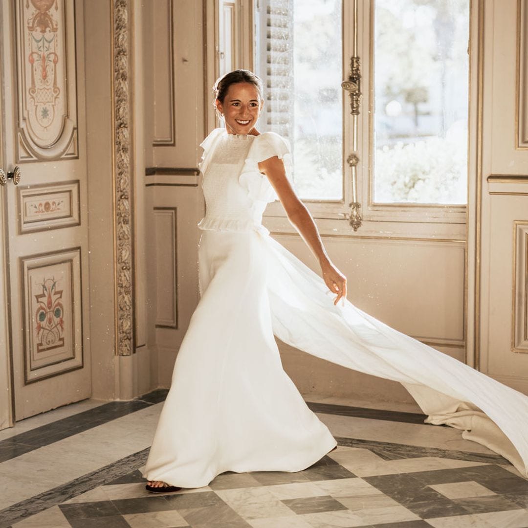 La historia del vestido de novia de Pilar con chaleco desmontable para su boda en El Puerto de Santa María