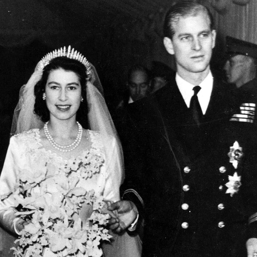 Los detalles del fabuloso vestido de novia que lució Isabel II hace 73 años