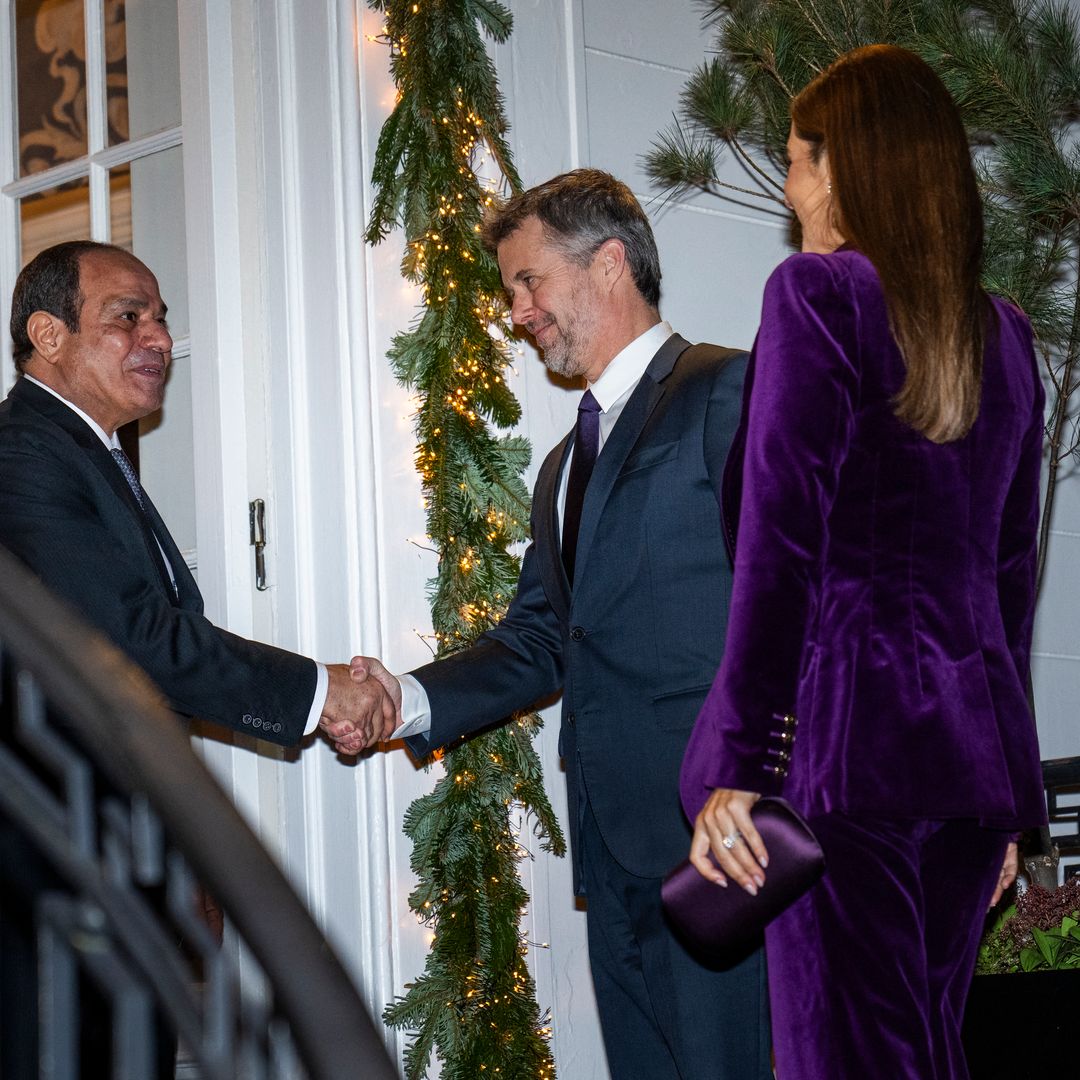 Mary de Dinamarca traje morado