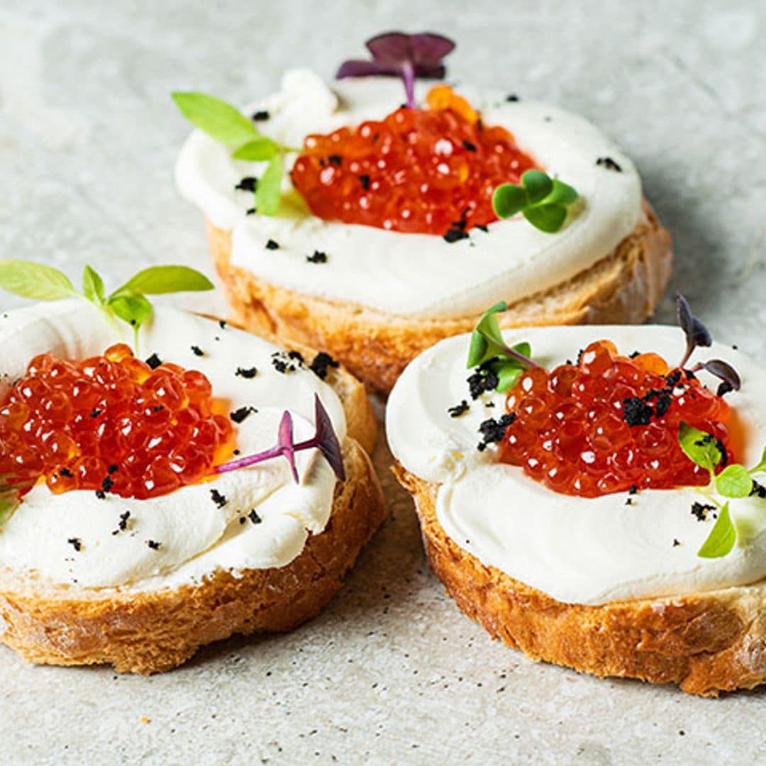 Canapés con burrata, huevas y germinados