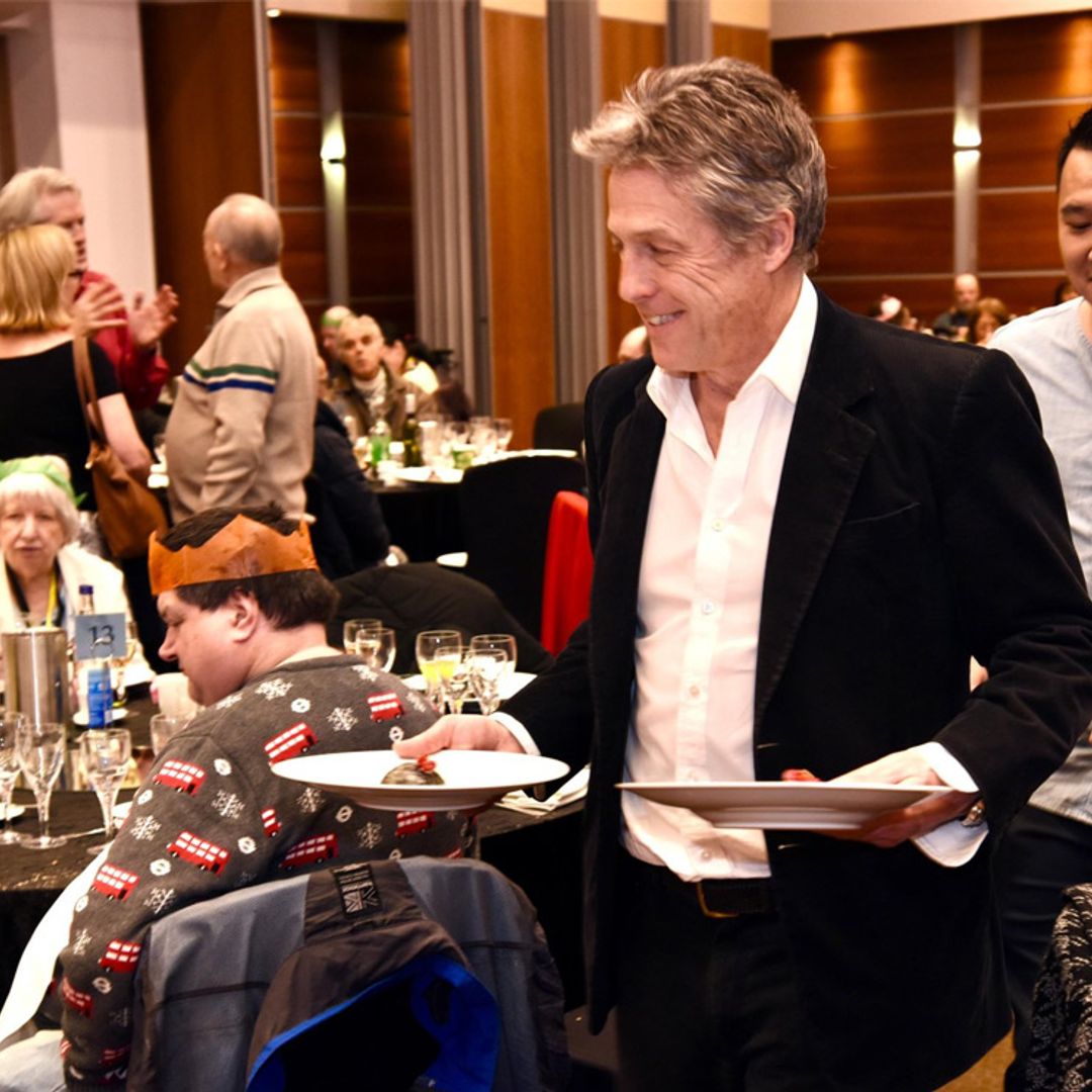 Hugh Grant sorprende sirviendo una cena de Navidad a 500 ancianos de una pequeña localidad de Londres