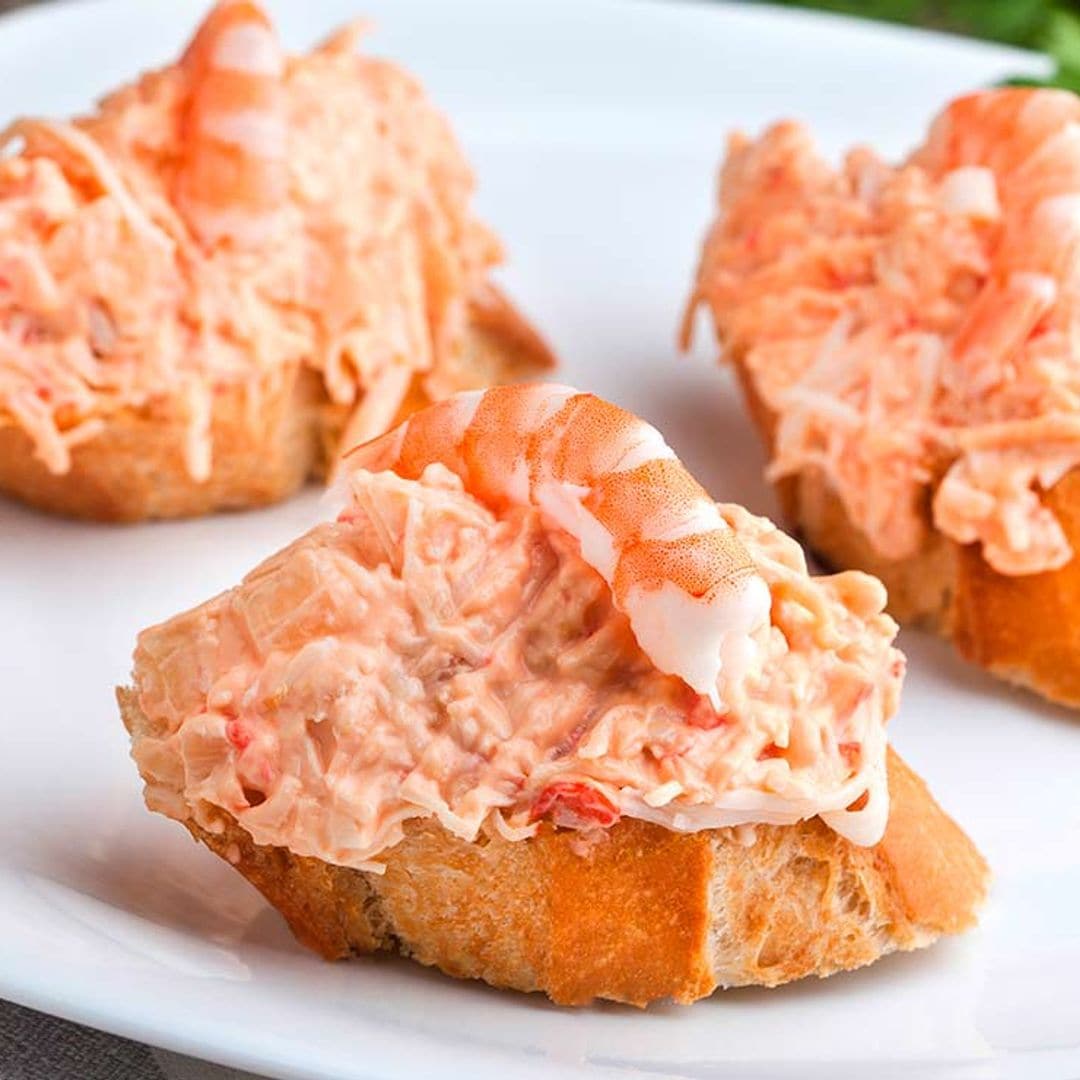 Pinchos con ensaladilla de cangrejo, salsa rosa y gambas