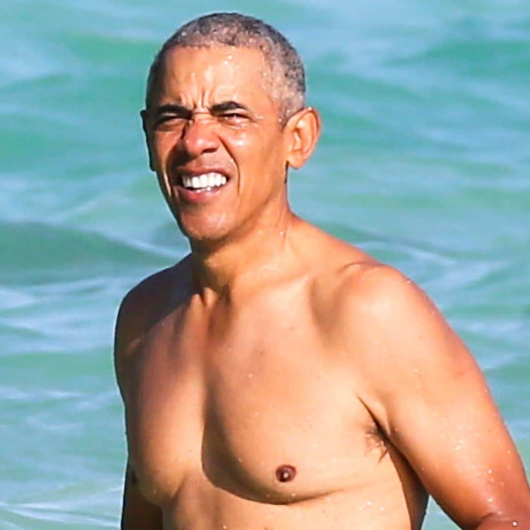 Barack Obama muestra su cuerpo presidencial mientras disfruta en Hawái con la familia