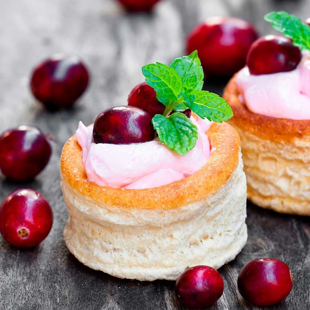 Volovanes con crema de fresa y arándanos