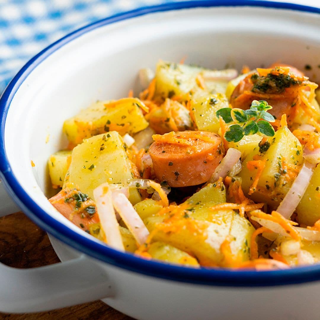 Ensalada alemana de salchichas y patatas