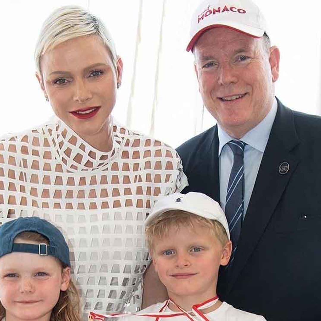 Jacques y Gabriella de Mónaco reciben una medalla bajo la orgullosa mirada de sus padres