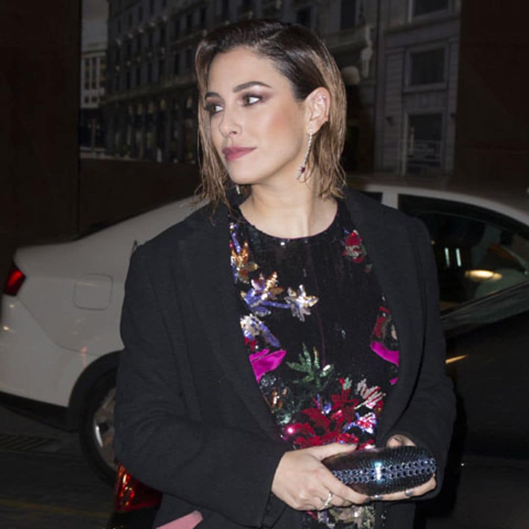 Blanca Suárez elige el look de fiesta: peinado wet y minivestido brillante