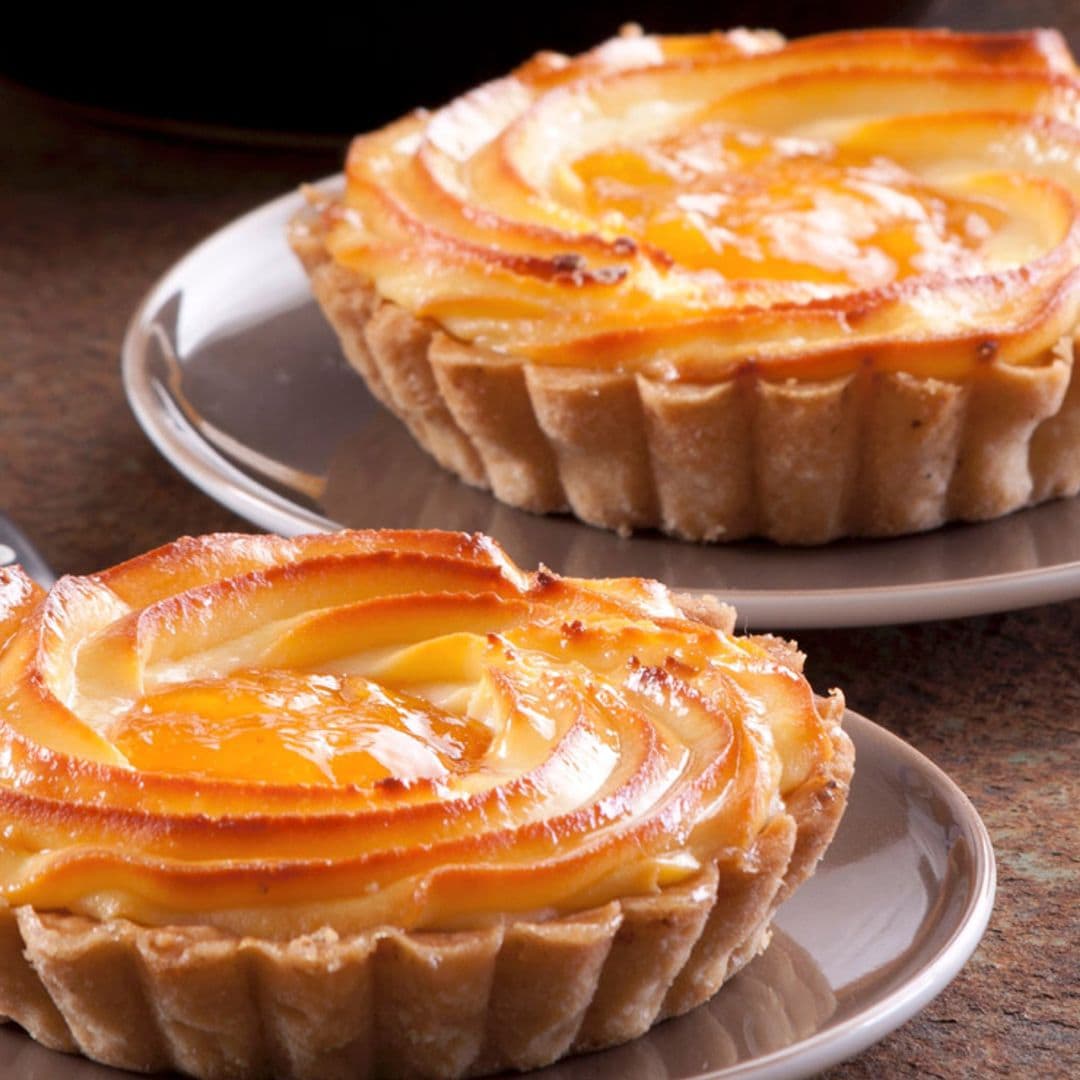 Tartaletas de crema tostada con melocotón