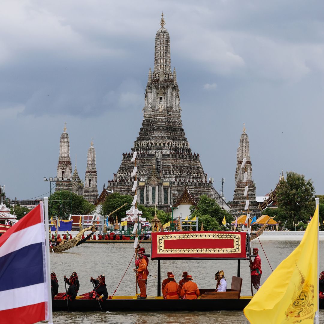 La impresionante procesión en el río de la Familia Real tailandesa para celebrar el cumpleaños de Rama X