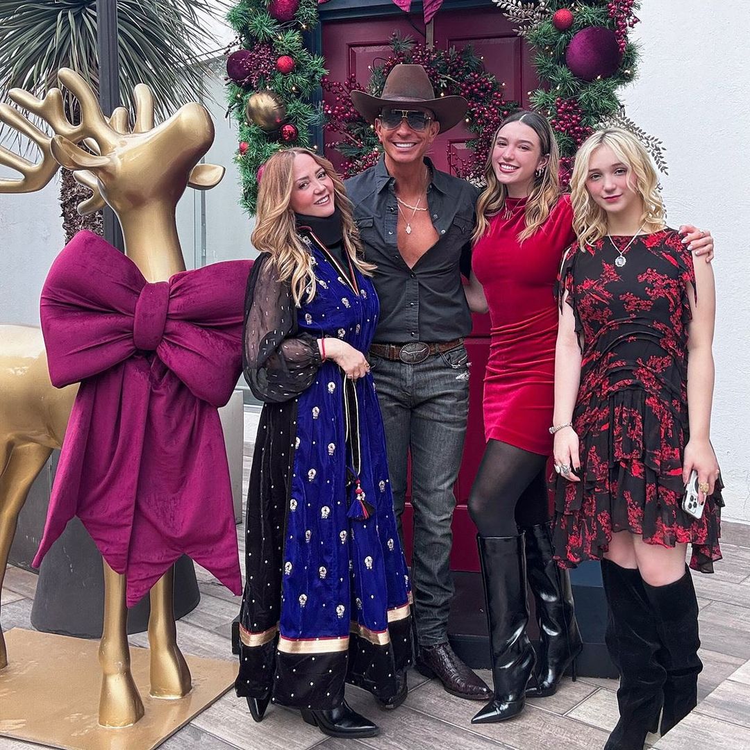 Junto a Erik Rubín y sus hijas, Andrea Legarreta abre las puertas de su casa para su gran celebración de Navidad