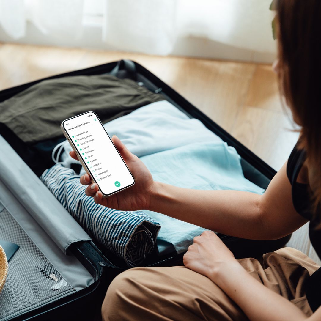 Los 7 accesorios que van a disminuir el peso de tu maleta estas vacaciones