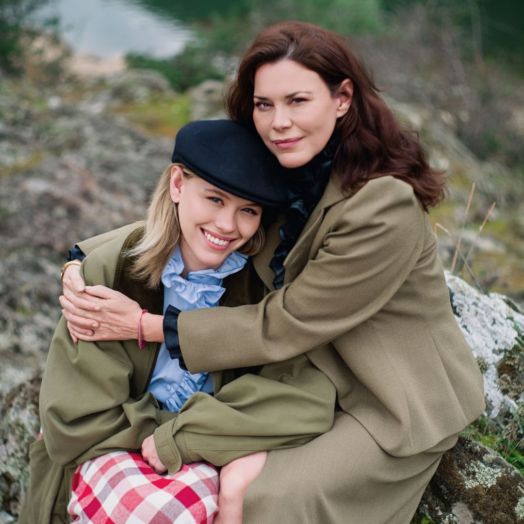 Almudena Lapique, junto a su madre, comparte sus recuerdos tras la pérdida de su padre