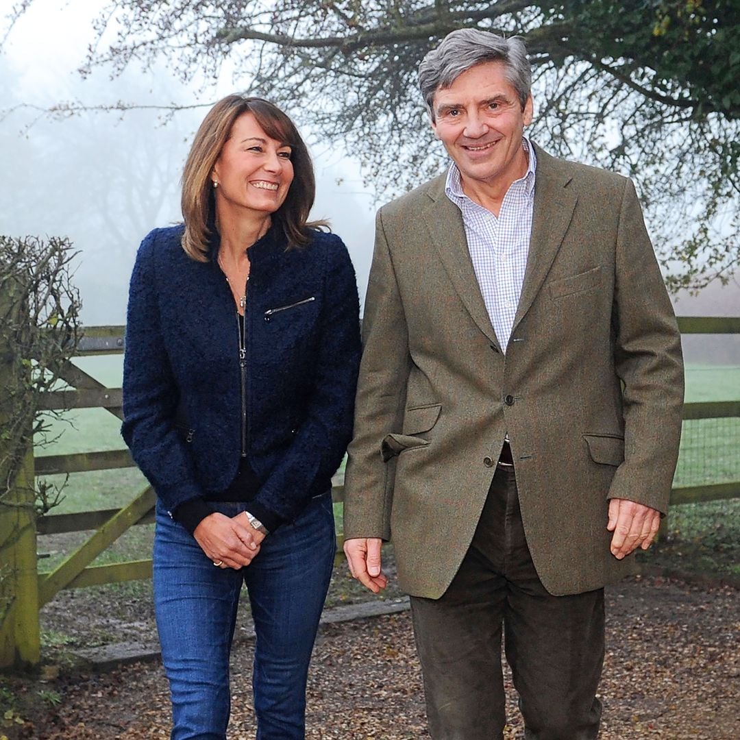 Carole cumple este año 45 años de matrimonio con Michael Middleton, con quien posaba en 2010 en el exterior de su casa de Berkshire, tras el anuncio de boda de su hija Kate con el príncipe Guillermo. 