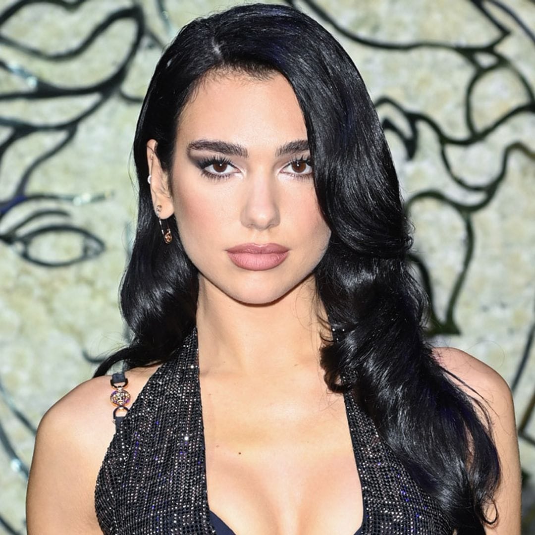 Dua Lipa está muy en forma y lo demuestra con una impresionante postura de yoga