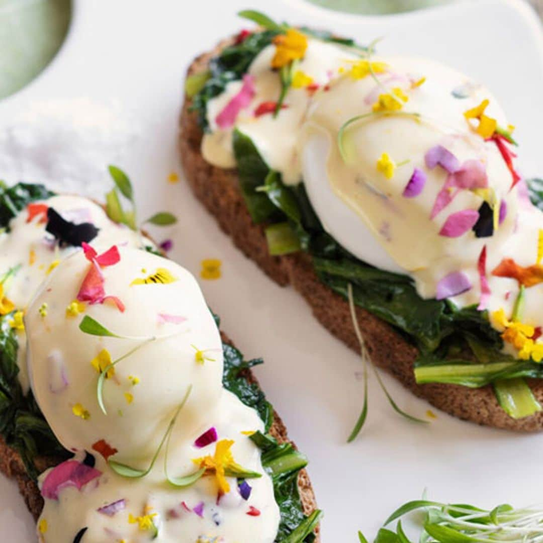 Tosta de huevo con bechamel y espinacas