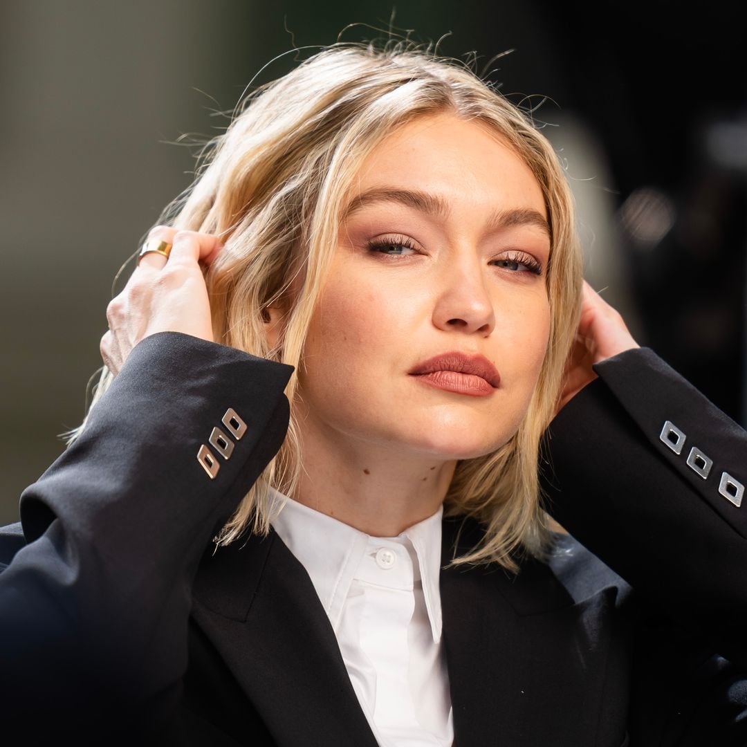 Gigi Hadid realza su rubio cashmere con el peinado más elegante para un corte 'bob'