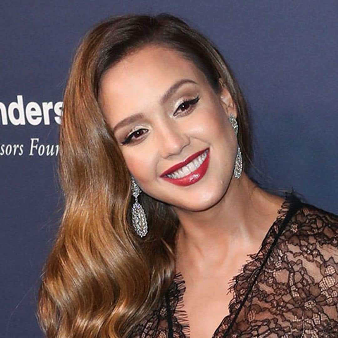 Jessica Alba apuesta por la comodidad, sin renunciar al estilo, en la recta final de su embarazo