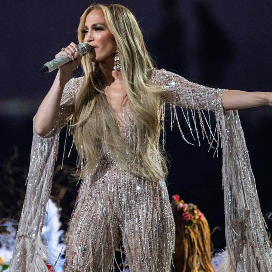 Jennifer Lopez deslumbra sobre el escenario con flecos, transparencias ¡y mucho brillo!