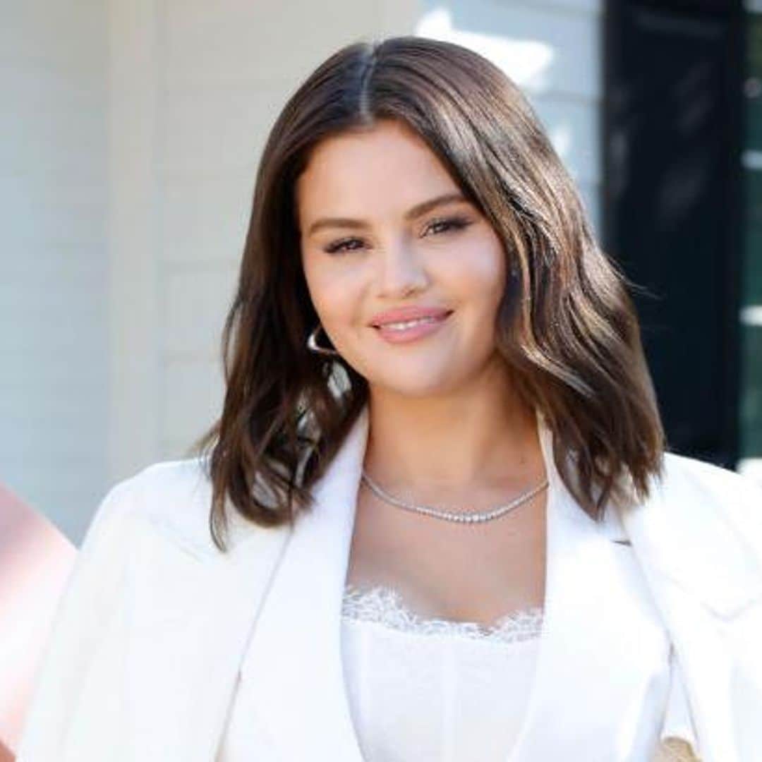 Selena Gomez refresca el icónico traje blanco usado por las ‘royals’