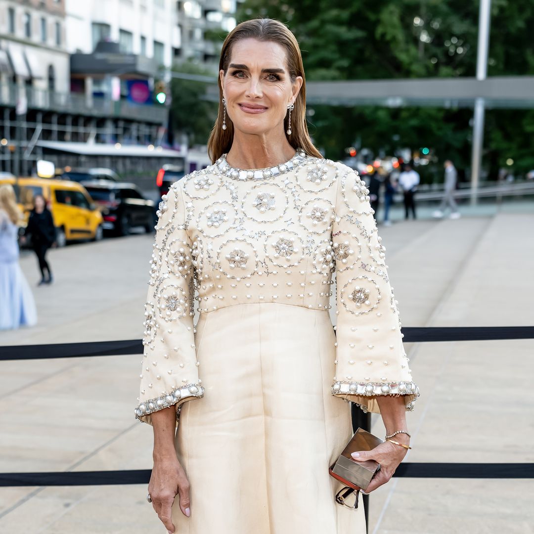 Como homenaje, Brooke Shields luce el vestido que usó su mamá para conocer a la reina