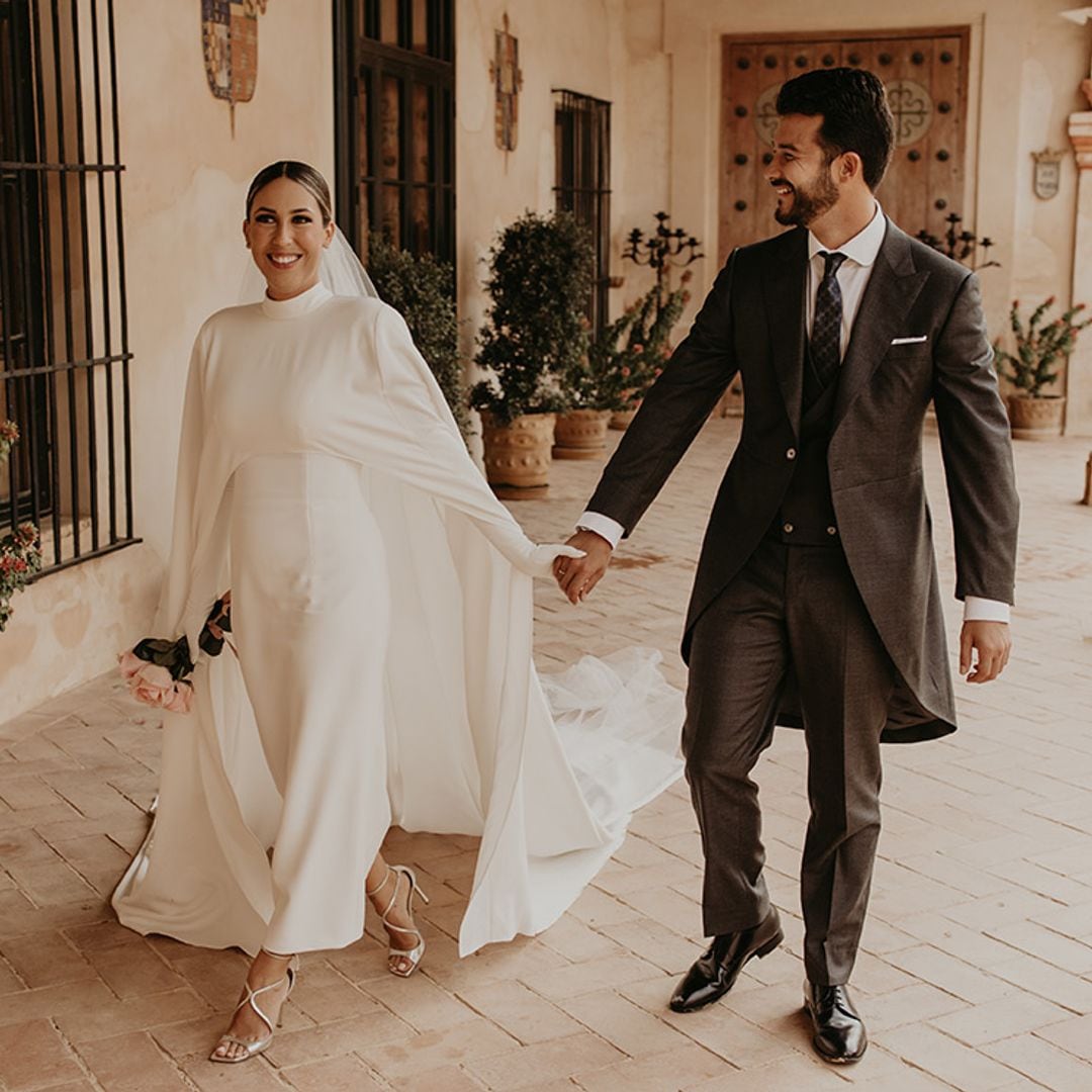 Un look con capa, guantes y largo midi para Rosa, la novia sevillana de las tres tendencias