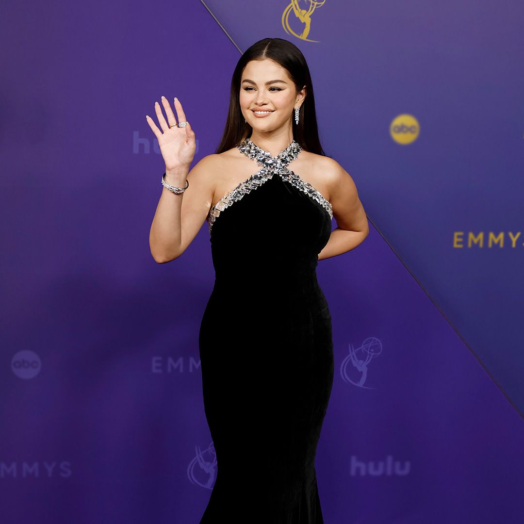 Selena Gomez hace historia en los premios Emmy: un vestido de 600 cristales cosidos a mano y un nuevo récord