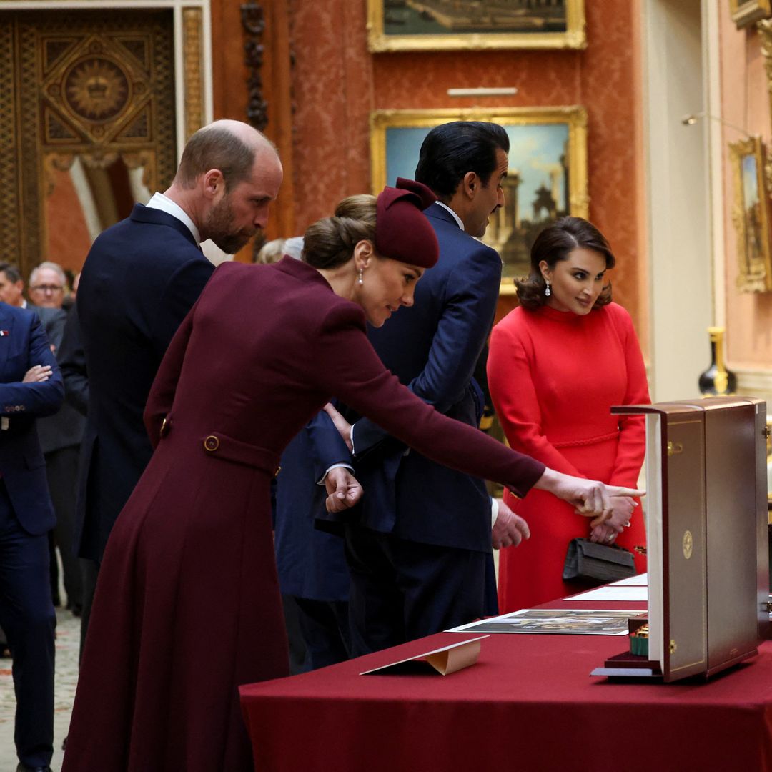 Durante el almuerzo, Kate Middleton quiso conservar su tocado a juego de Sarah Millinery.