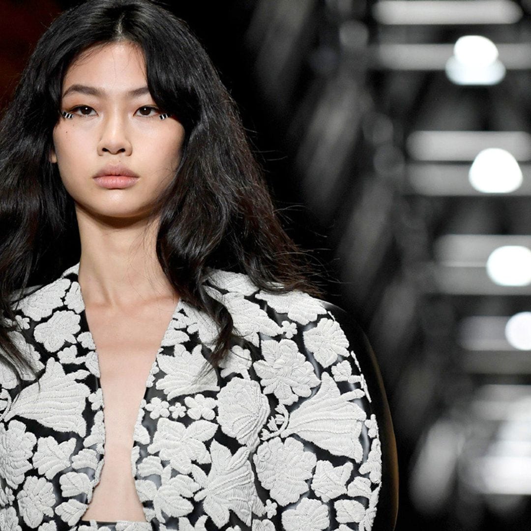 La actriz Hoyeon Jung, fiel a su cita como modelo sobre la pasarela de París