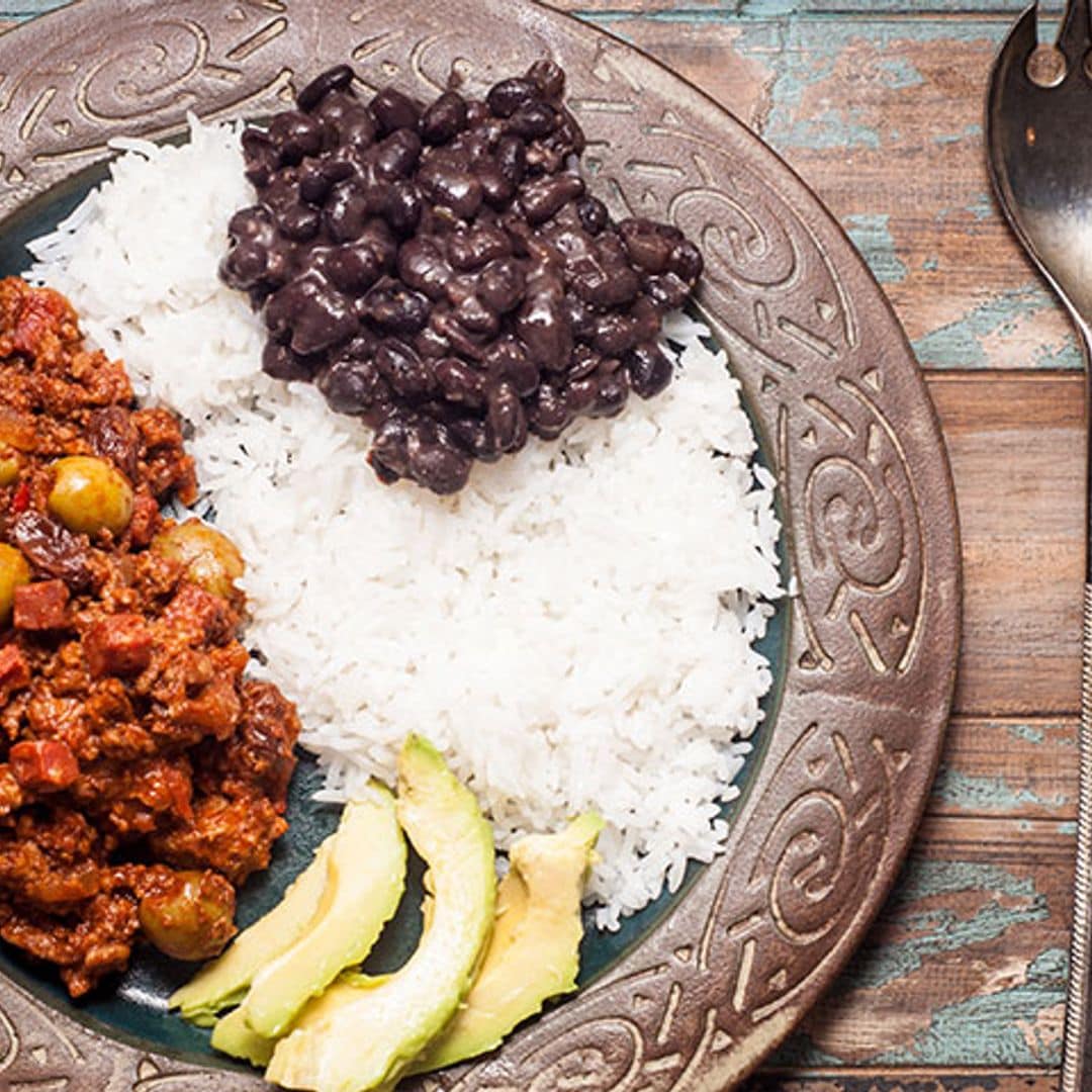 Ropa vieja cubana con frijoles y arroz