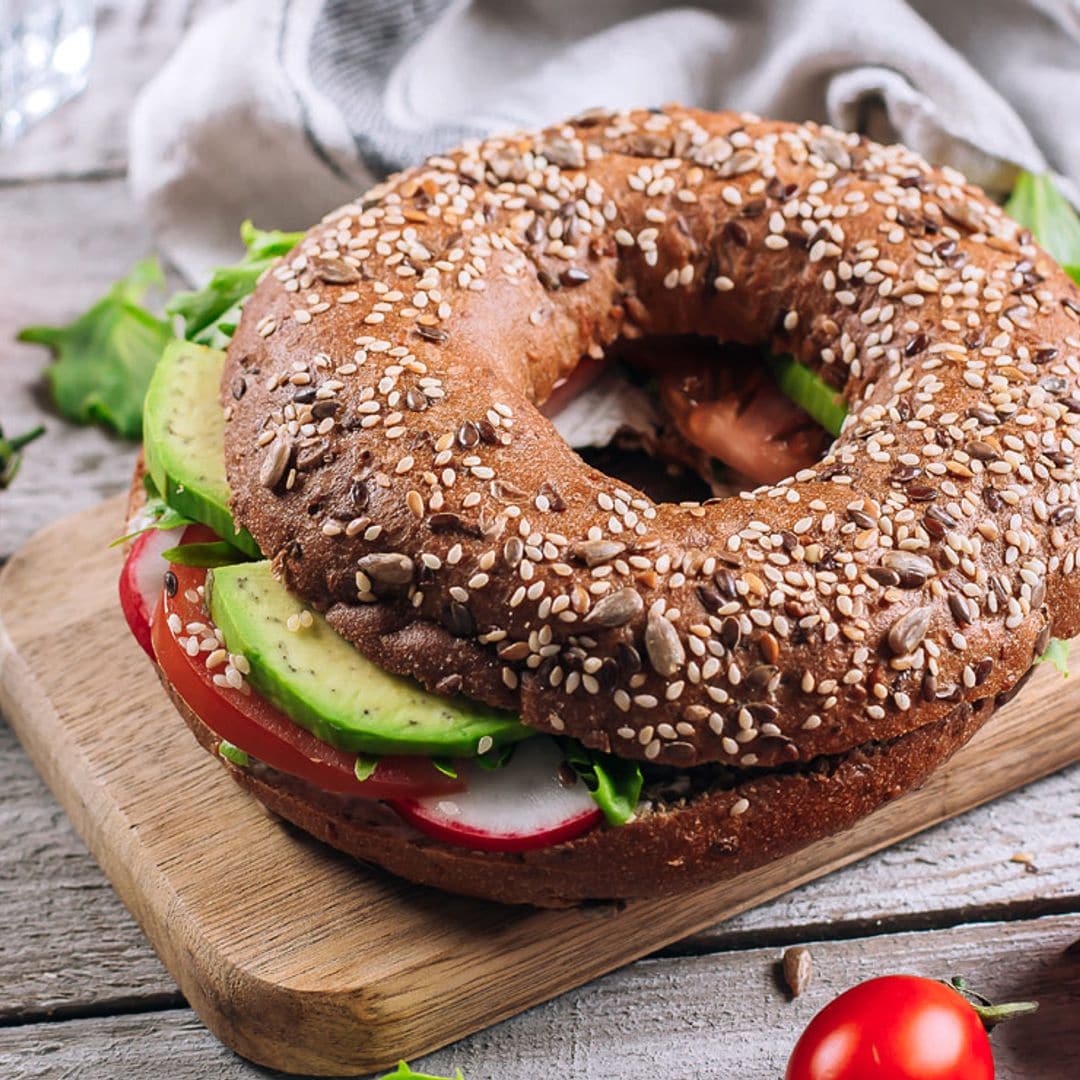 Bagel integral de aguacate, tomate y queso cremoso