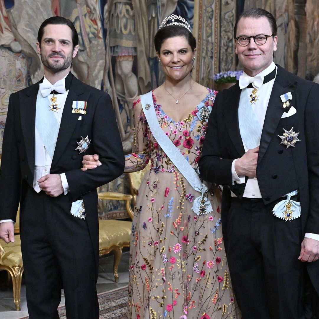 Con tiaras, joyas y un suculento menú, los Reyes de Suecia y sus hijos deslumbran en la cena de gala de Estocolmo