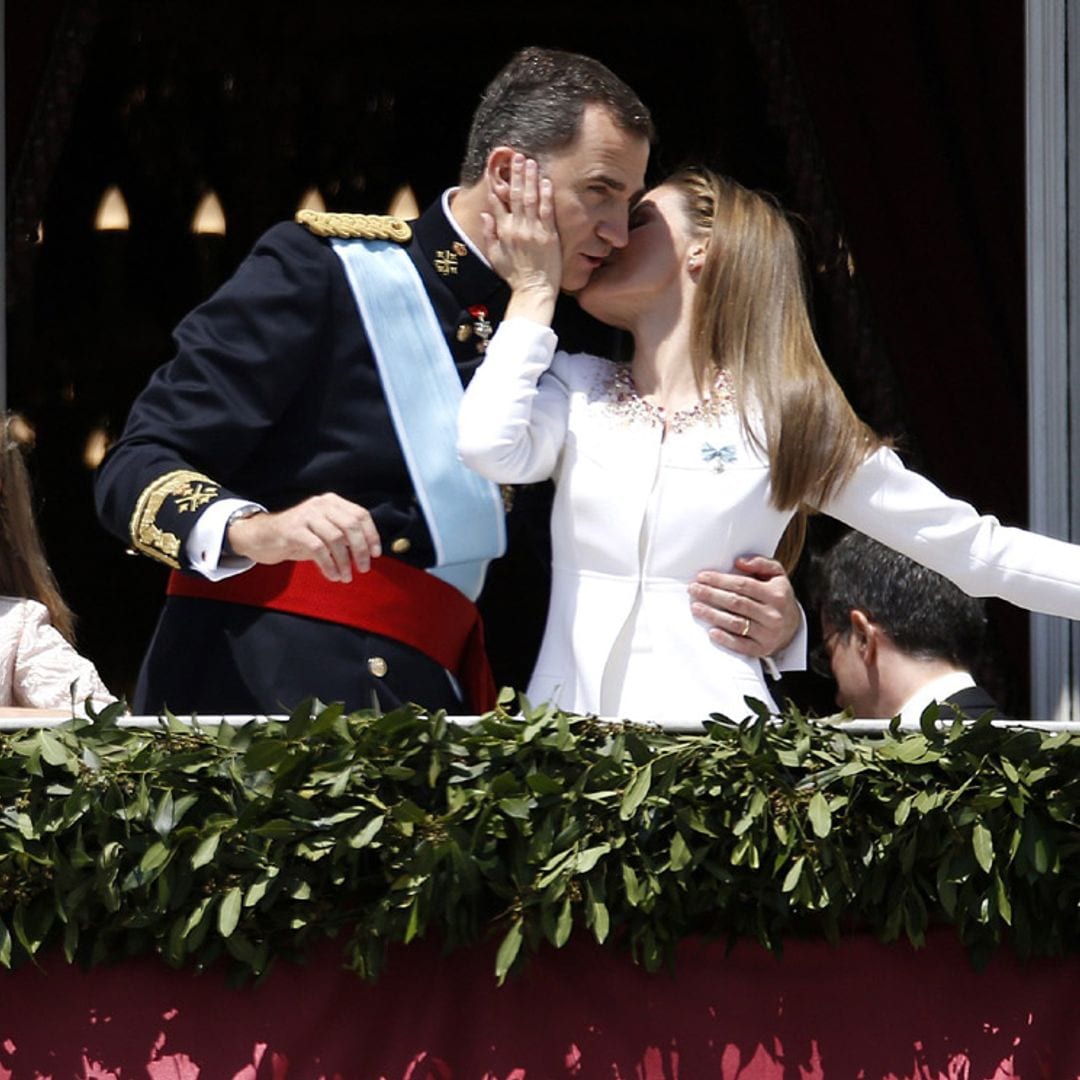 De los besos de celebración a las miradas de orgullo: recordamos la proclamación de Felipe VI