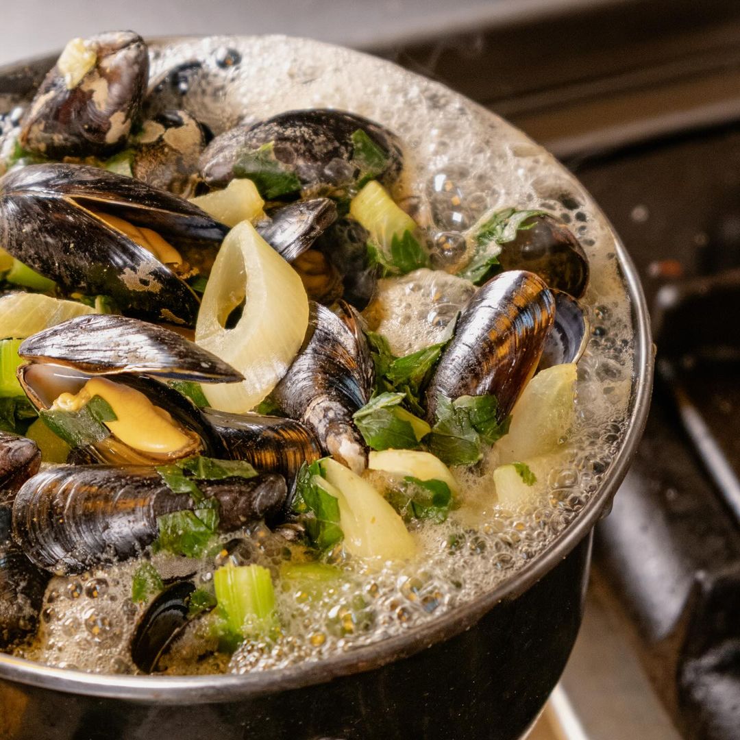 Mejillones de Mac Moules, un moderno bistró en la ciudad de Ostende, Bélgica, un moderno bistró en la ciudad de Ostende, Bélgica