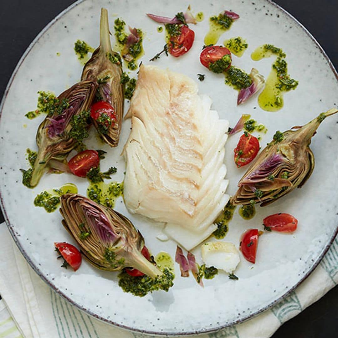 Bacalao skrei con alcachofas confitadas y tomatitos con pesto