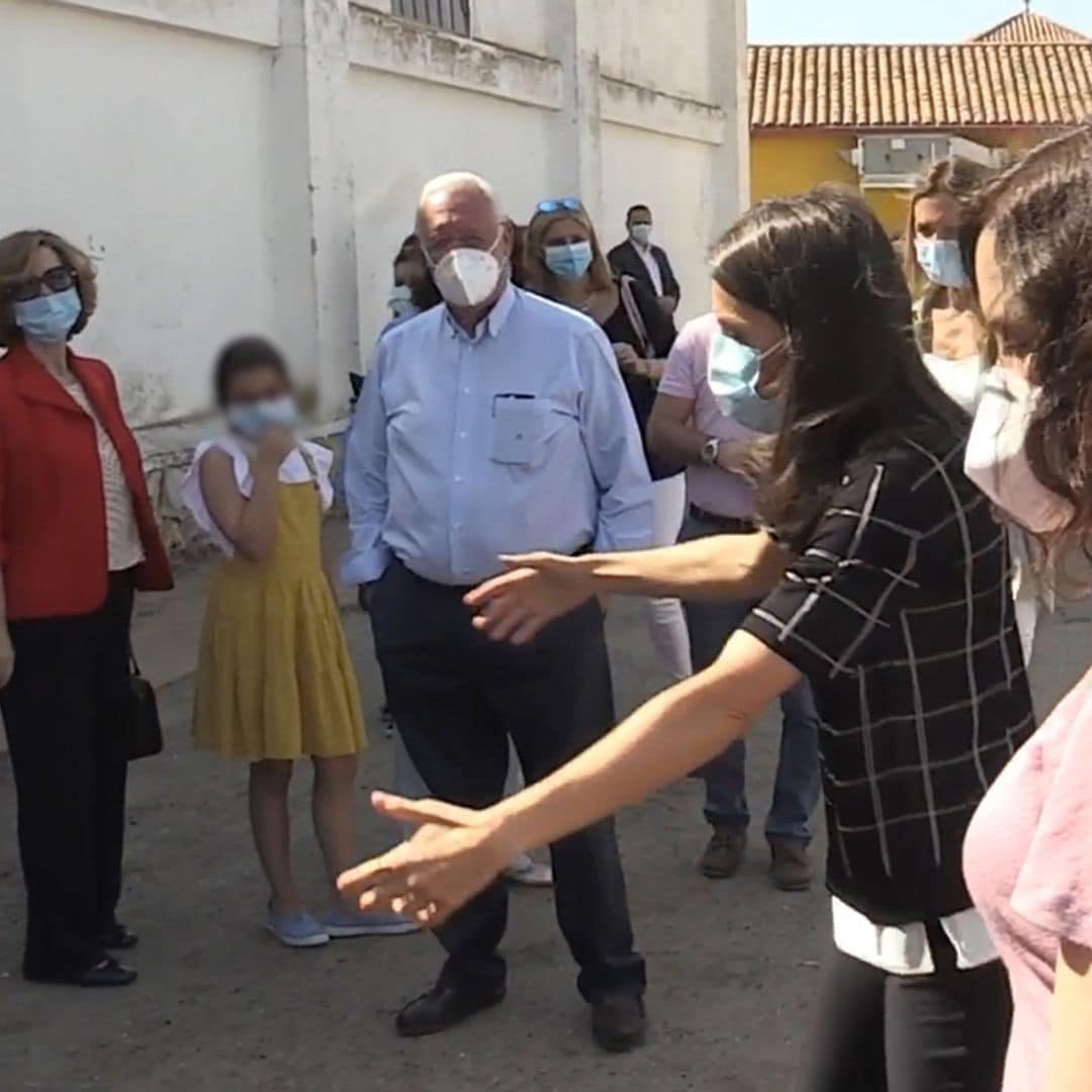 El abrazo virtual de doña Letizia con unas niñas